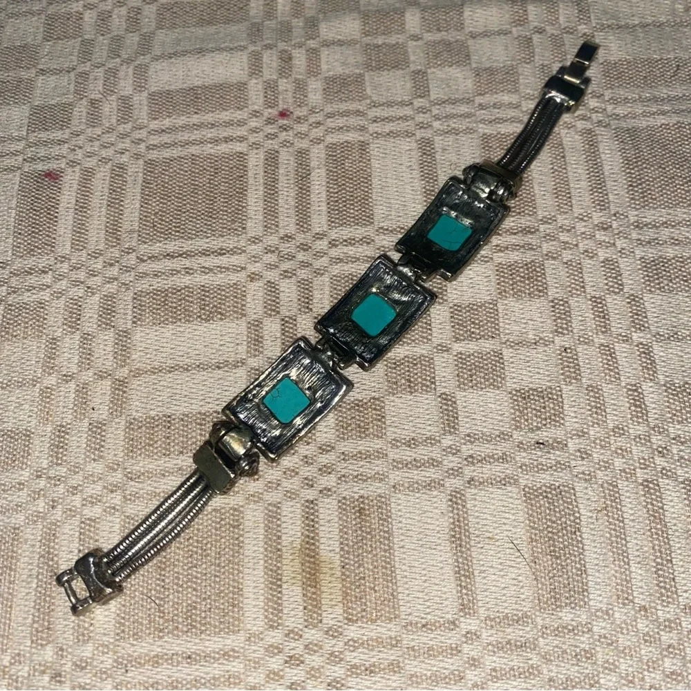 Vintage style Faux turquoise and silver tone Bracelet.  Very nice.  7.5 inches